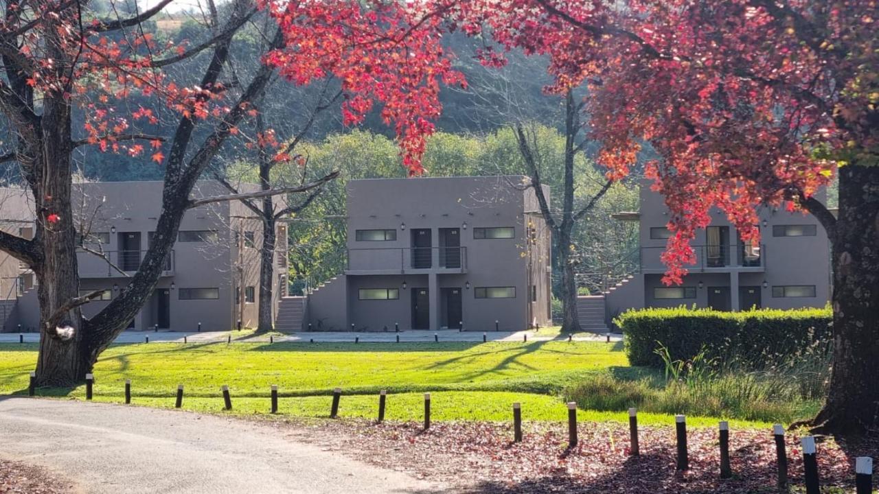 Dragon Peaks Mountain Resort Champagne Valley Exterior photo